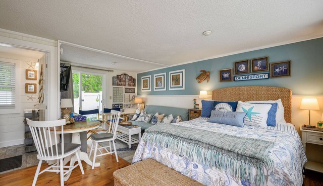 Cozy Mid-Cape Studio Steps to the Beach & Pool