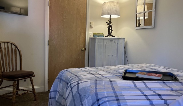 Cozy Newmarket Escape! Wine & WiFi! Full Kitchen!