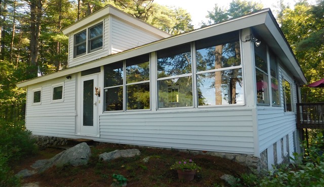 Cozy pet-friendly cottage on Thomas Pond with excellent sunset views!