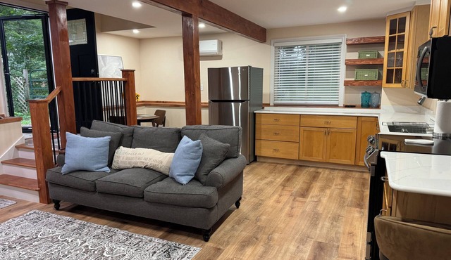 Cozy Private Cottage - close to URI, beaches, charming downtown Wakefield & more