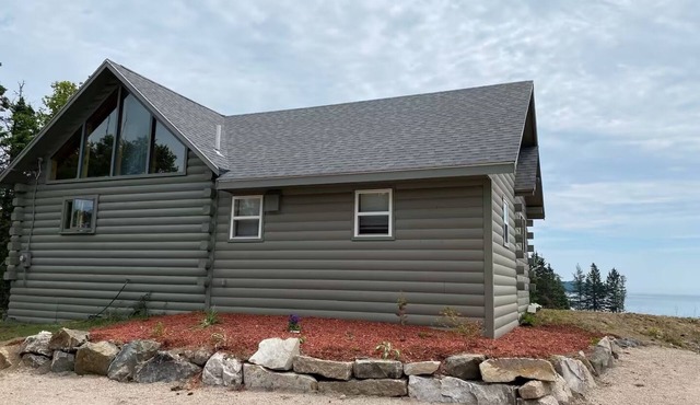 Cozy Quaint 2-bedroom ocean view cabin in peaceful Jonesport with WiFi