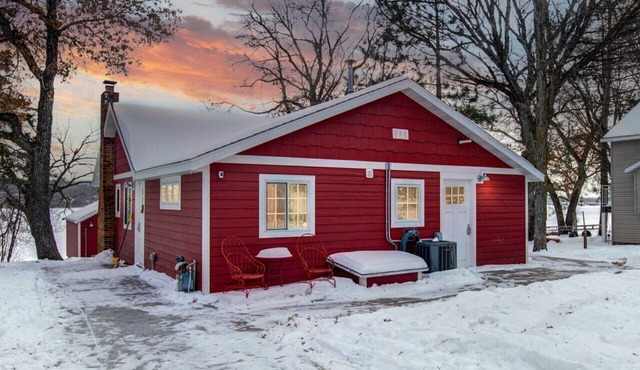 Cozy Red Cabin on Briggs Lake