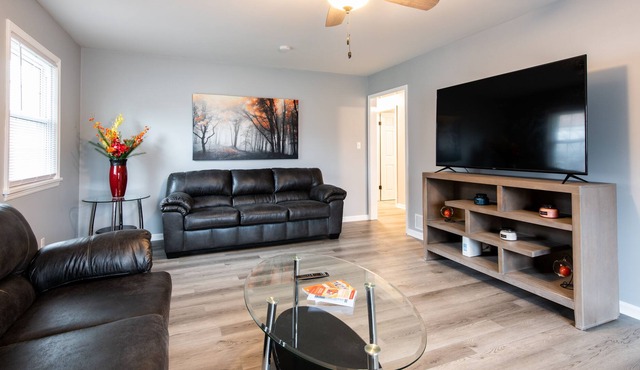 Cozy remodeled home, close to Louisville's attractions!