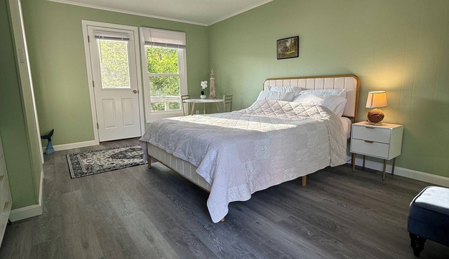 Cozy Renovated Cabin in Central Boothbay– Peaceful, Private, Close to Everything