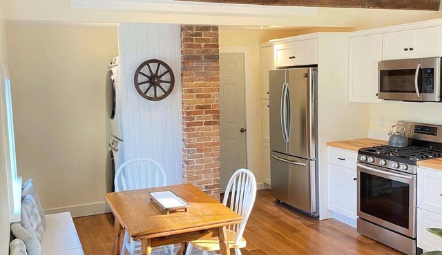 Cozy, renovated farmhouse, vaulted ceilings