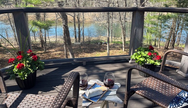 Cozy Riverfront retreat w hot tub, deck, fire pit. Kayak to Pleasant Bay!