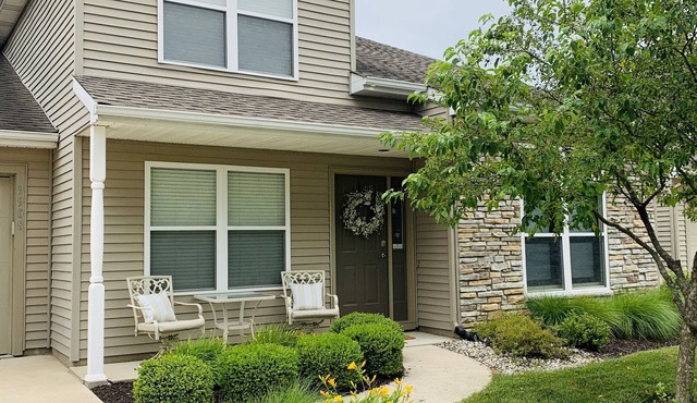Cozy/Spacious townhouse in prime location!