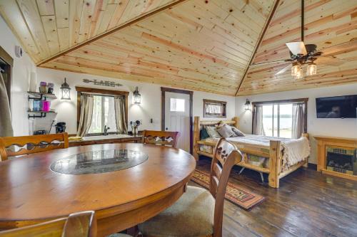 Cozy Studio w/Community Docks in Stone Lake!