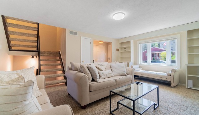 Cozy Suburban Home/Quiet Neighborhood