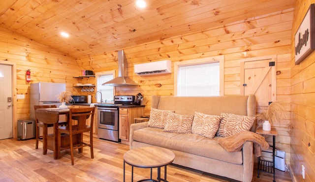 Cozy Tiny Home Near Multiple Marinas & Boat Storage's on Lake Cumberland!
