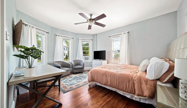 Cozy Up in 5BR Apt Near Charming Oak Square