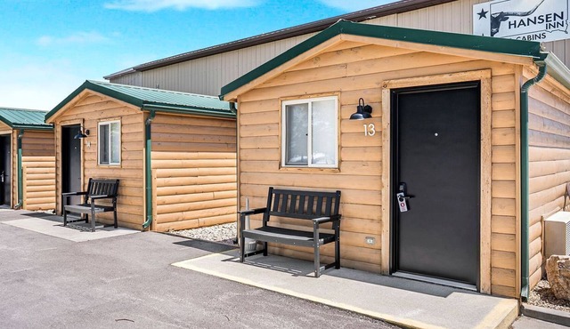 Cozy Upgraded Cabin with Private Outdoor Space Near Wall Drug – Wall, South Dakota