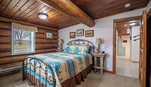 Cozy Upper Level Lodge near Theodore Roosevelt National Park, Sleeps 6 to 8