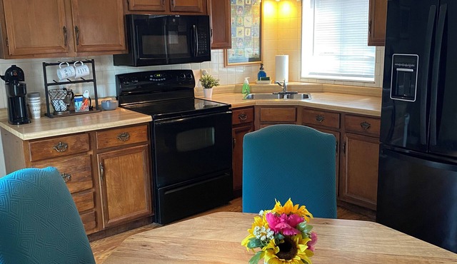 COZY URBAN BUNGALOW-Near PIT Airport, Stadiums, Parks & Museums! Pet Friendly!