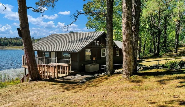 Cozy Vintage Lakeside Cabin