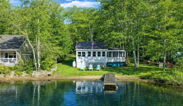 Cozy Waterfront cottage with Private dock- dog friendly!
