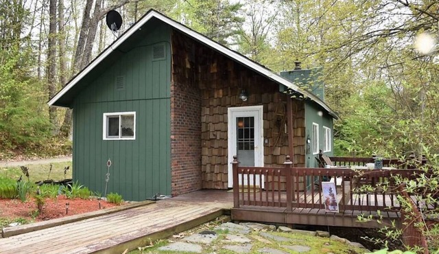 Cozy White Mountain Cabin w/Hot Tub & Fireplace.