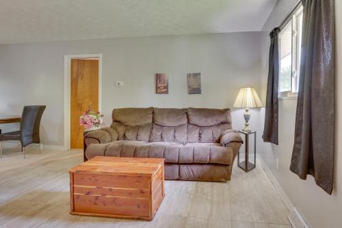 Cozy Youngstown Apartment w/Central A/C + Heating