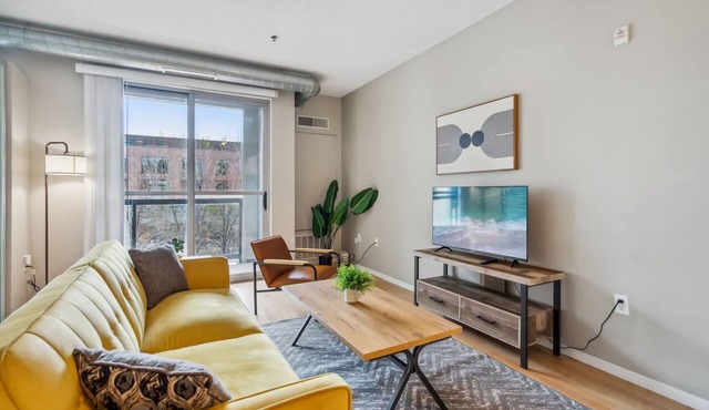 CozySuites Mill District with pool, gym #06