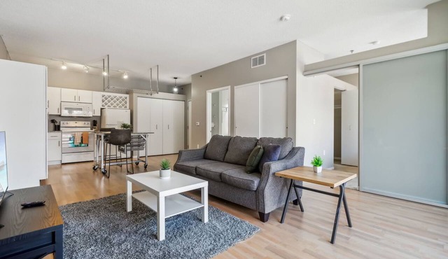 CozySuites Mill District with pool, gym #11