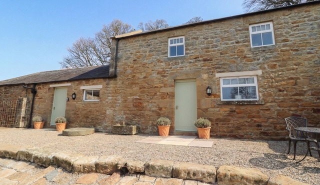 CRAGG LODGE, pet friendly, with open fire in West Woodburn