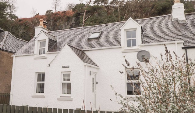 CRAIGARD, pet friendly, character holiday cottage in Kyle Of Lochalsh