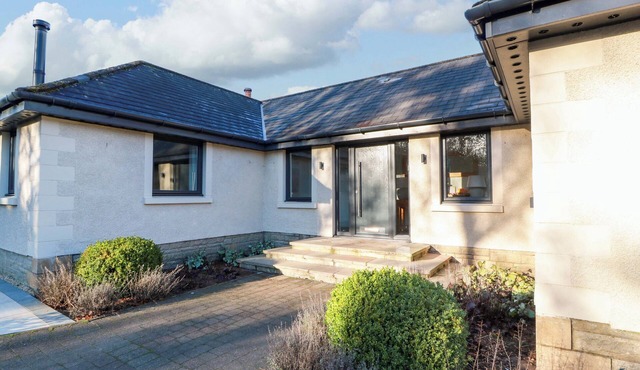 CRAMAR COTTAGE, pet friendly, with hot tub in Milngavie