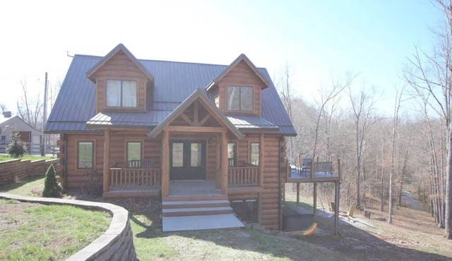 Creekside Cabin with hot tub