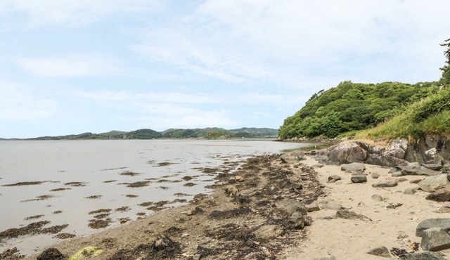 CRINAN CANAL COTTAGE NO8, pet friendly, with open fire in Kilmartin