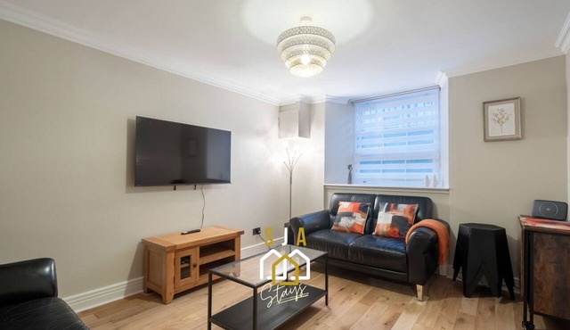 Crown Apartment - SJA Stays - Modern 2 Bed
