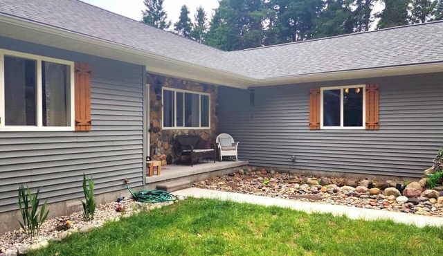 Crystal Lake Getaway New Spatious walkout ranch. a Mile to Frankfort Mi Beaches