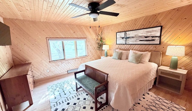 Crystal Lake Retreat: Private Dock, Sauna, Parking, Firepit & 4BR