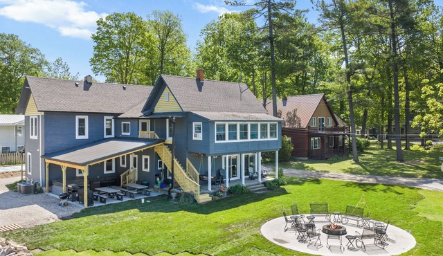 Crystal Lakehouse ~ 27 guests ~ Hot Tub ~ Game Room ~ 2 Kitchens ~ 4 Baths