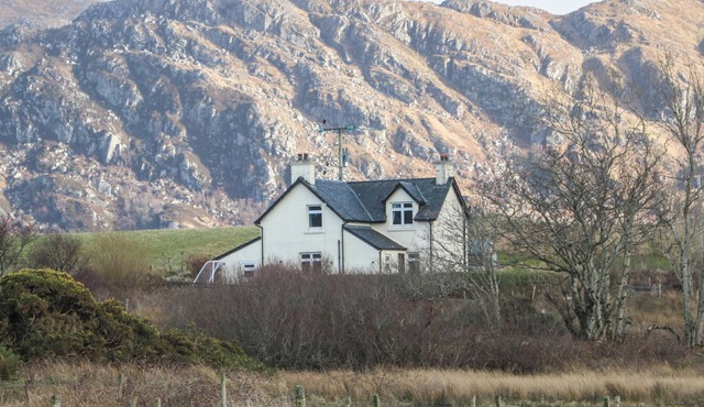 CUILLIN VIEW HOUSE, pet friendly, with a garden in Arisaig