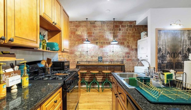 Curated 2BR in Cleveland’s coveted Cedar-Fairmount district—steps from Case Western, University Cir, museums/fine dining. Ideal for medical & business pros, families, students, or extended stay seeking style, comfort, & a walkable, upscale location.