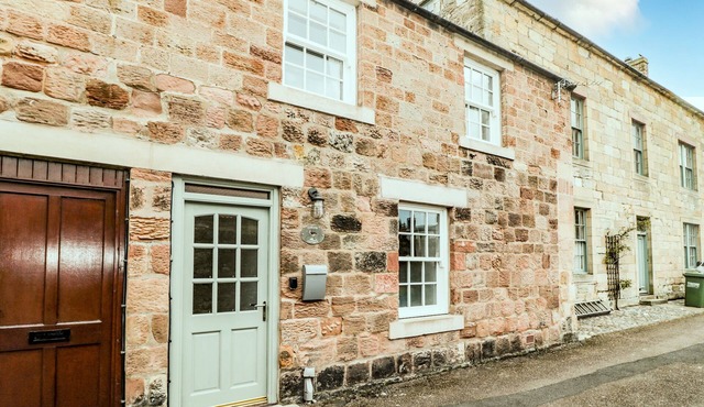 CURLEW COTTAGE, 2 FENKLE STREET, family friendly in Holy Island
