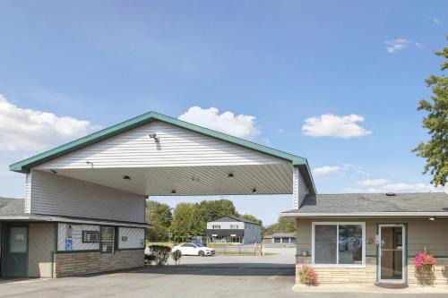 Currys Motel by OYO Saginaw MI