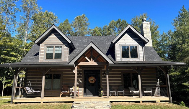Custom cabin retreat with trails and hot tub. Exceptional reviews!