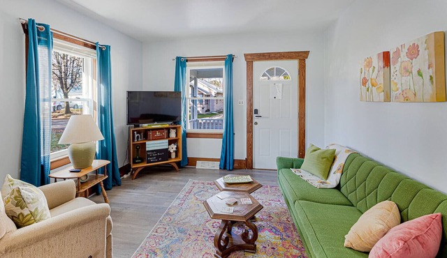 *cute city bungalow, close to downtown, hospital and dogs welcome*