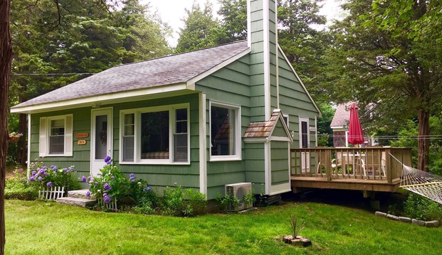 Cute Cottage Retreat 1/2 Mile to Weeset Point Beach