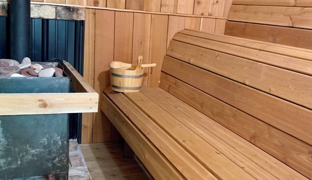 "Dad's Garage" Cozy 2-bdrm house w/Sauna, Fireplace, King Bed, WiFi & AC