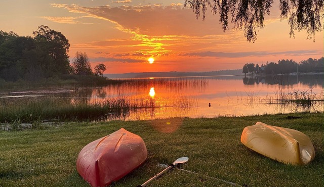 Dad's Paradise on Pigeon Cove offers WaterFront Sunrise Views and Lake Access!