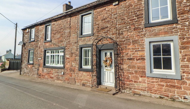DAISY COTTAGE, pet friendly, with hot tub in Wigton