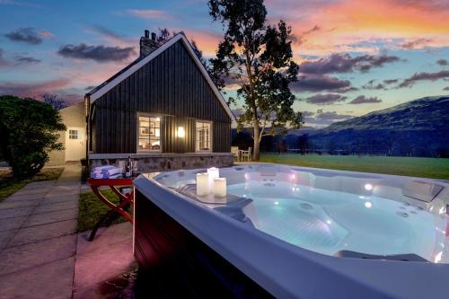 Dalveich Cottage, hot tub, 2 bedroom, Lochearnhead