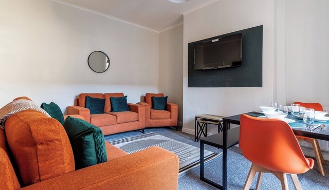 Darlington 4BD Home: Modern Comfort and Free Parking