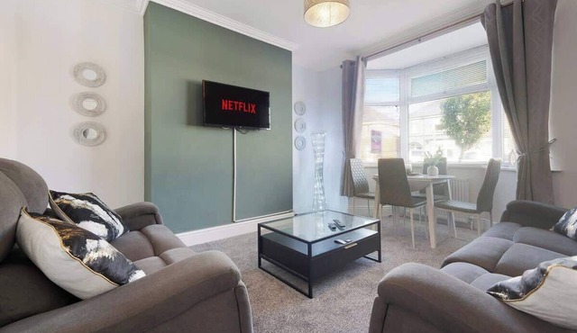 Darlington Central 4BR with Parking and Free WiFi