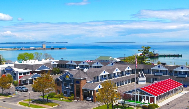 Days Inn by Wyndham Mackinaw City - Lakeview