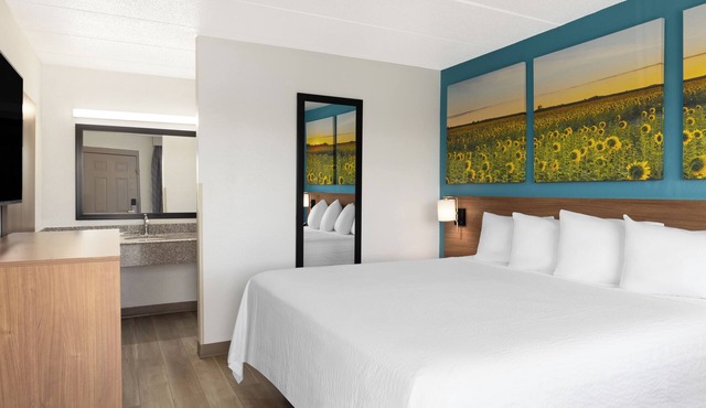 Days Inn & Suites by Wyndham Indianapolis Airport East