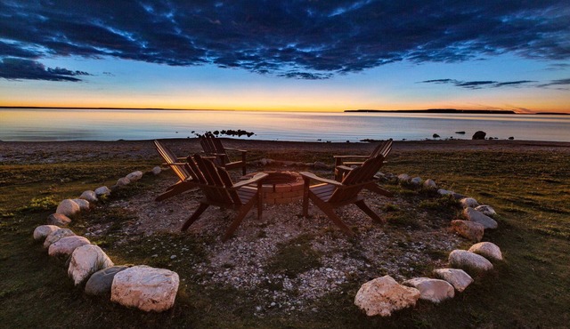 Days Inn & Suites by Wyndham St. Ignace Lakefront