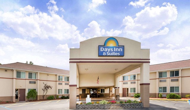 Days Inn & Suites by Wyndham Bridgeport - Clarksburg